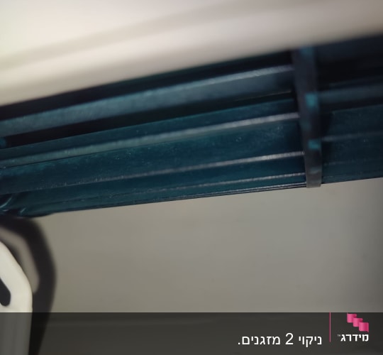 תריסי מזגן בצבע כהה על רקע בהיר